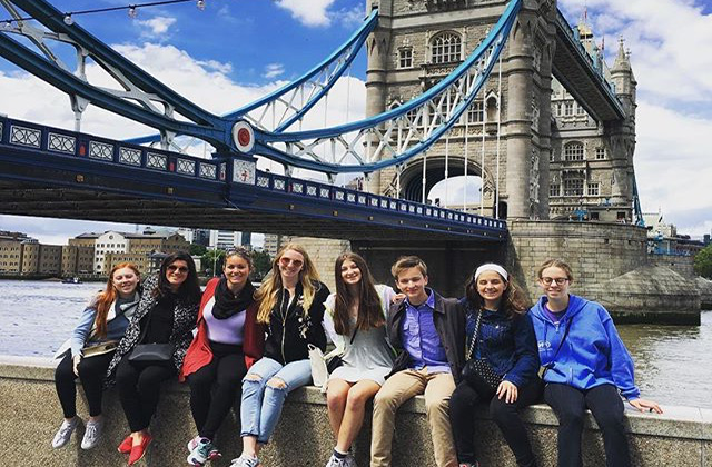 vwin德赢娱乐 private high school students in London for an international exchange program